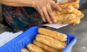Ba không khi ăn bánh mì