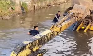 Máy xúc rơi xuống kênh, người đàn ông tử vong