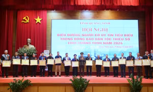Biểu dương người có uy tín tiêu biểu trong đồng bào dân tộc thiểu số