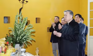 Tổng Bí thư Tô Lâm dâng hương tưởng niệm Chủ tịch Hồ Chí Minh tại nhà 67