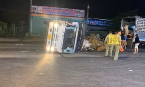 Bình Dương: Hai ô tô tông nhau, xe tải lật, taxi xoay ngang đường