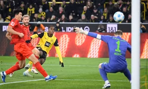 Bayern thoát thua Dortmund