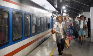 Tour tàu xuyên Việt giá hơn 200 triệu đồng mỗi khách