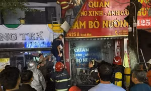Cháy cửa hàng bánh mì ở Hà Nội, cảnh sát dùng thang cứu 3 người mắc kẹt