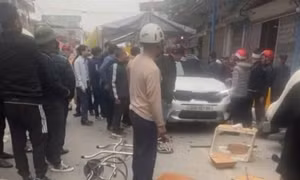 Ôtô tông vào rạp đám tang dựng dưới lòng đường
