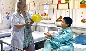 Tìm nụ cười cho trẻ thơ