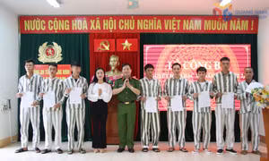 Trại tạm giam công bố Quyết định đặc xá của Chủ tịch nước cho 42 phạm nhân