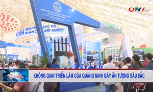 Khách tham quan ấn tượng với gian trưng bày của Quảng Ninh tại Triển lãm thành tựu đất nước