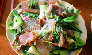 Thịt lợn gác bếp xào tỏi