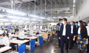 Chủ tịch UBND tỉnh Nguyễn Tường Văn kiểm tra công tác phòng, chống dịch Covid-19 tại KCN Cảng biển Hải Hà, tháng 2-2021