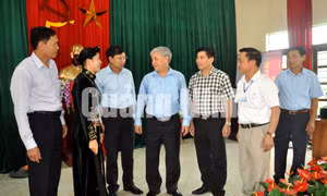 Bộ trưởng, Chủ nhiệm Ủy ban Dân tộc Đỗ Văn Chiến thăm và tặng quà đồng bào dân tộc xã Hà Lâu, tháng 8-2017