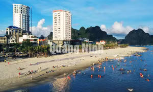 Bãi tắm Cột 8 (phường Hạ Long)