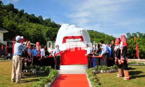 Lãnh đạo tỉnh gắn biển chào mừng Đại hội Đảng bộ tỉnh lần thứ XV, nhiệm kỳ 2020-2025, tháng 9-2020