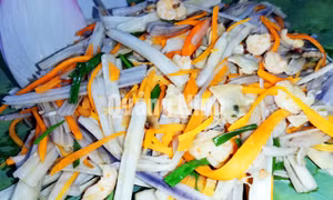 Ngó sen xào hến