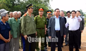 Đồng chí Lê Hồng Anh, Ủy viên Bộ Chính trị, Thường trực Ban Bí thư thăm và làm việc tại Quảng Ninh, tháng 10-2013