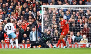Liverpool gục ngã ở Ngoại hạng Anh