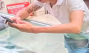 Truy tìm đối tượng vào cửa hàng điện thoại di động cướp giật tài sản
