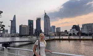 Cô giáo Mỹ gây sốt TikTok với vlog bánh mì Việt, 'cháo sườn IELTS'