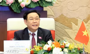 Chủ tịch Quốc hội Vương Đình Huệ điện đàm với Chủ tịch Thượng viện Campuchia
