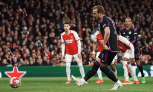 Arsenal hòa Bayern ở lượt đi tứ kết Champions League
