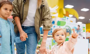 Giúp con bỏ thói vòi vĩnh khi đi mua sắm