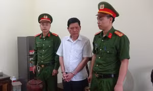Bắt tạm giam Chủ tịch và Kế toán UBND thị trấn An Châu (Bắc Giang)