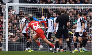 Liverpool thắng đậm để đua vô địch