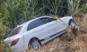 Sau va chạm, xe Mercedes và xe máy cùng lao xuống vệ đường