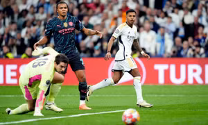 Real rượt đuổi Man City trong trận cầu sáu bàn