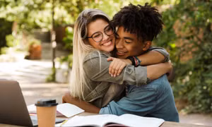 Ôm ấp có thể làm giảm đau đớn, lo lắng và trầm cảm