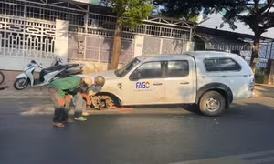 Ô tô tông nữ lao công đang quét rác nhập viện