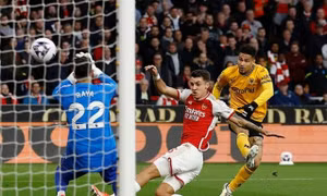 Arsenal trở lại đỉnh bảng Ngoại hạng Anh