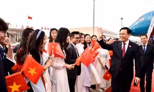 Chủ tịch Quốc hội Vương Đình Huệ đến Bắc Kinh, bắt đầu thăm chính thức nước Cộng hòa nhân dân Trung Hoa