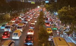 Cửa ngõ sân bay Tân Sơn Nhất ùn tắc hơn 3 km sau tai nạn