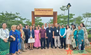 Các nhà ngoại giao trải nghiệm, khám phá không gian văn hóa xứ Đoài