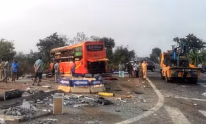 Hai xe giường nằm tông nhau, 1 người chết, nhiều người bị thương