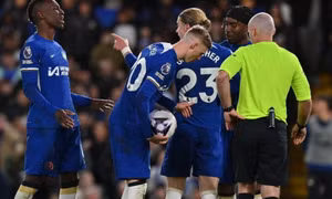 Tranh nhau đá phạt đền, cầu thủ Chelsea xô xát trên sân
