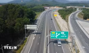Nhiệt độ mặt đường cao tốc Cam Lộ-La Sơn lên tới 63 độ C khiến 12 xe bị vỡ lốp