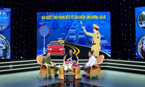 Giao lưu đối thoại: Giải quyết tình trạng đỗ ô tô lấn chiếm lòng đường, vỉa hè