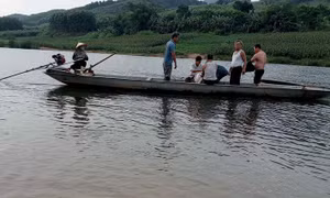 Nhóm nữ sinh ra sông Gianh tắm, 2 em bị đuối nước