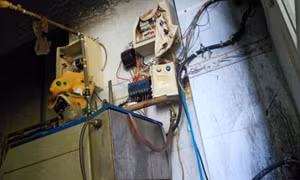 Chủ nhà cùng người dân lao vào căn nhà đang bốc cháy cứu 2 con