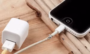 Apple cảnh báo nóng: Tuyệt đối không được sạc iPhone theo cách này vì rất dễ gây cháy nổ, nhiều người Việt đang mắc phải cần thay đổi ngay!