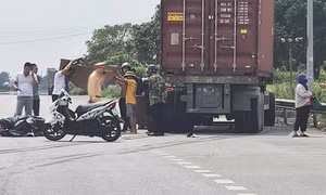 Xe máy đèo 4 va chạm ô tô đầu kéo trên quốc lộ 10 khiến một người tử vong