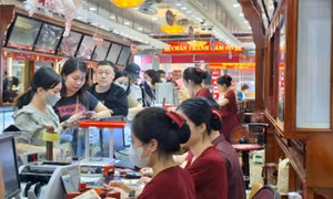Giá vàng hạ nhiệt, nhiều người tranh thủ mua gom