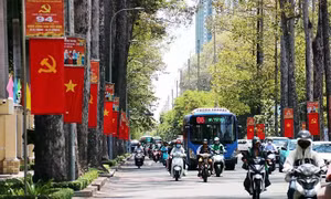 Người dân cả nước hân hoan đón mừng ngày 30/4-1/5