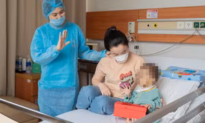 Bà hiến gan cứu sống cháu gái 2 tuổi suy gan giai đoạn cuối