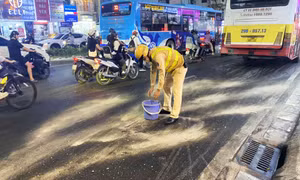 Xe buýt chảy dầu ra đường làm nhiều người ngã ở Cầu Giấy, Hà Nội