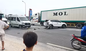 Bốn ô tô tông nhau trên QL1 qua Thanh Hóa, hai nữ sinh nhập viện