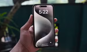 Cách bảo vệ sức khỏe đôi mắt khi dùng iPhone vào ban đêm