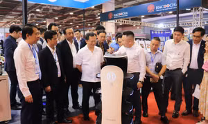 Chủ tịch UBND tỉnh tham quan triển lãm xúc tiến thương mại và đầu tư doanh nhân trẻ Việt Nam tại Quảng Ninh